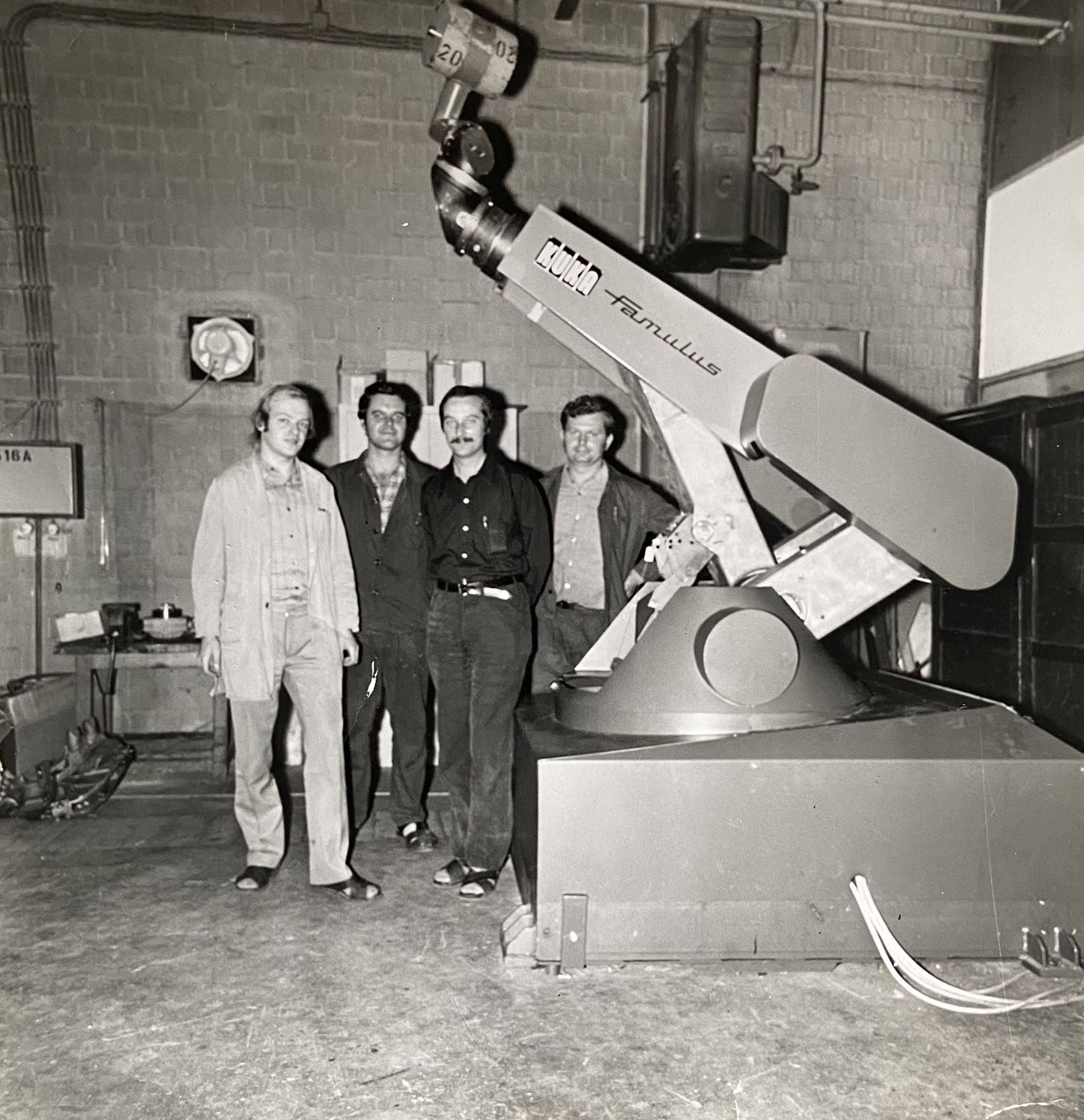 KUKA Mitarbeitende stehen vor dem KUKA Famulus, mit dem der Augsburger Automatisierungsspezialist 1973 als Robotik-Pionier Geschichte schrieb. 
