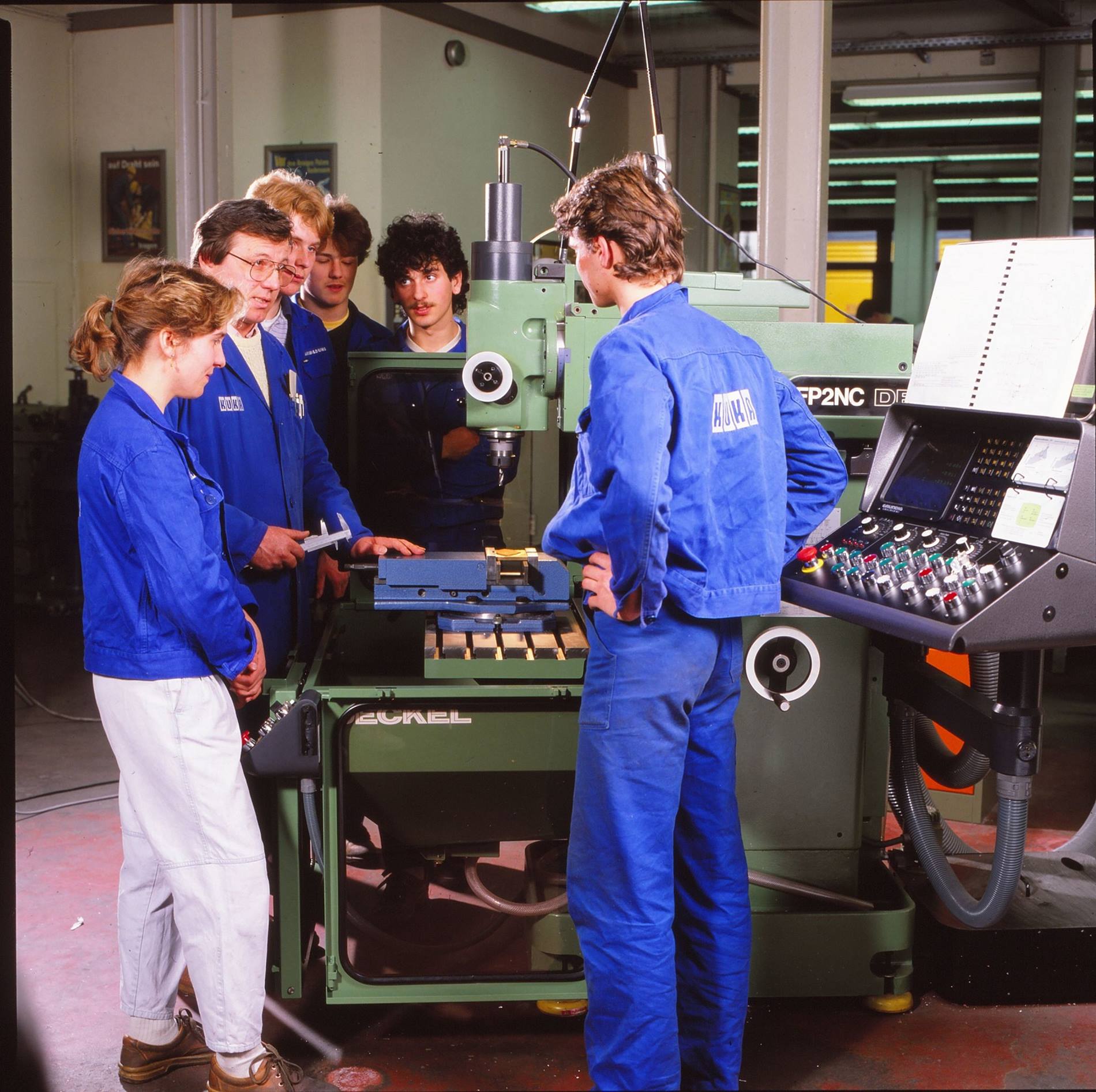 Training at KUKA in 1987: An instructor and five trainees stand in front of a milling machine. The Augsburg-based automation specialist has been providing training for over one hundred years. 