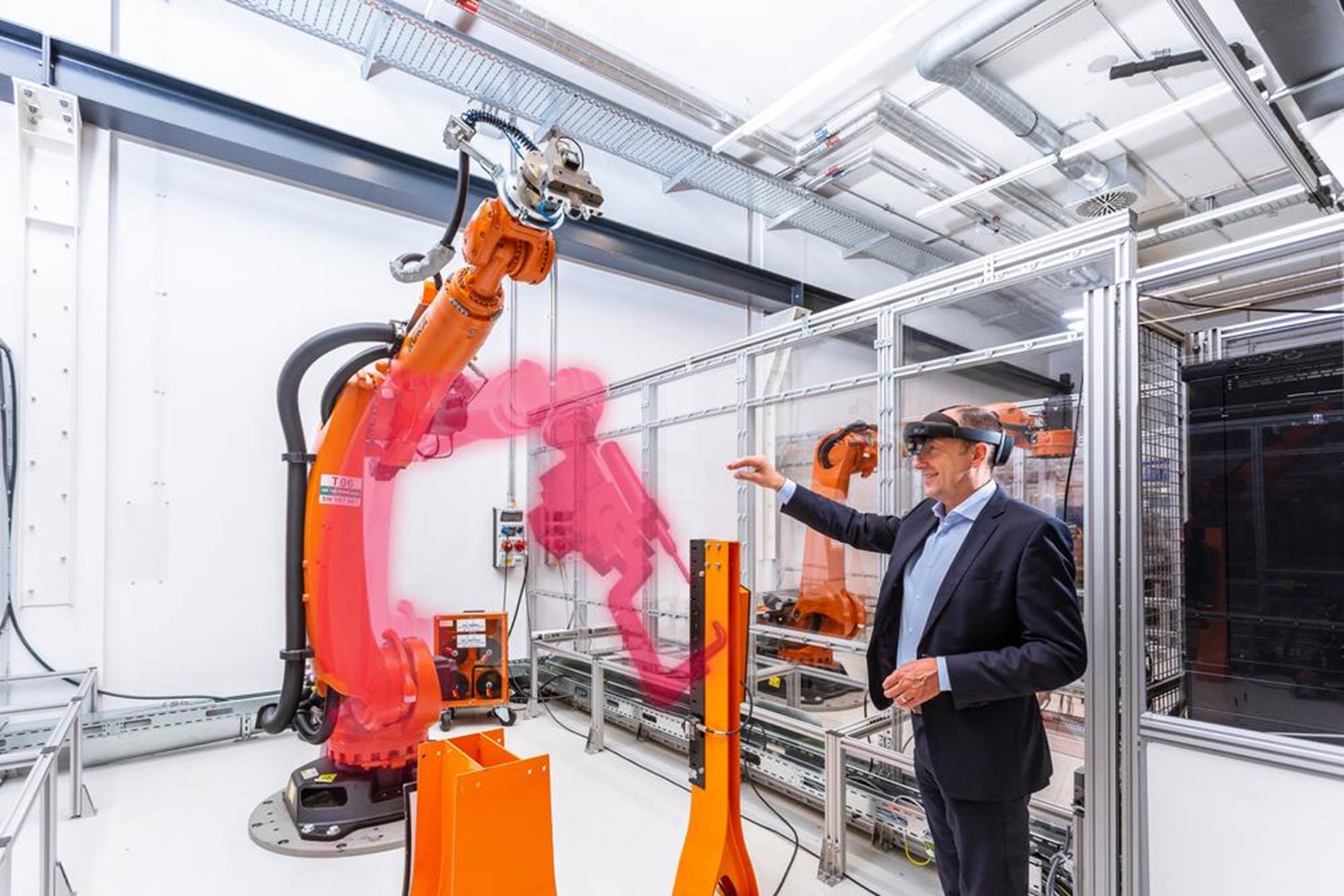 Mixed Reality is an idea from the KUKA Innovation Challenge. Now it is part of the product portfolio. Here, KUKA CEO Peter Mohnen moves the demonstrator.