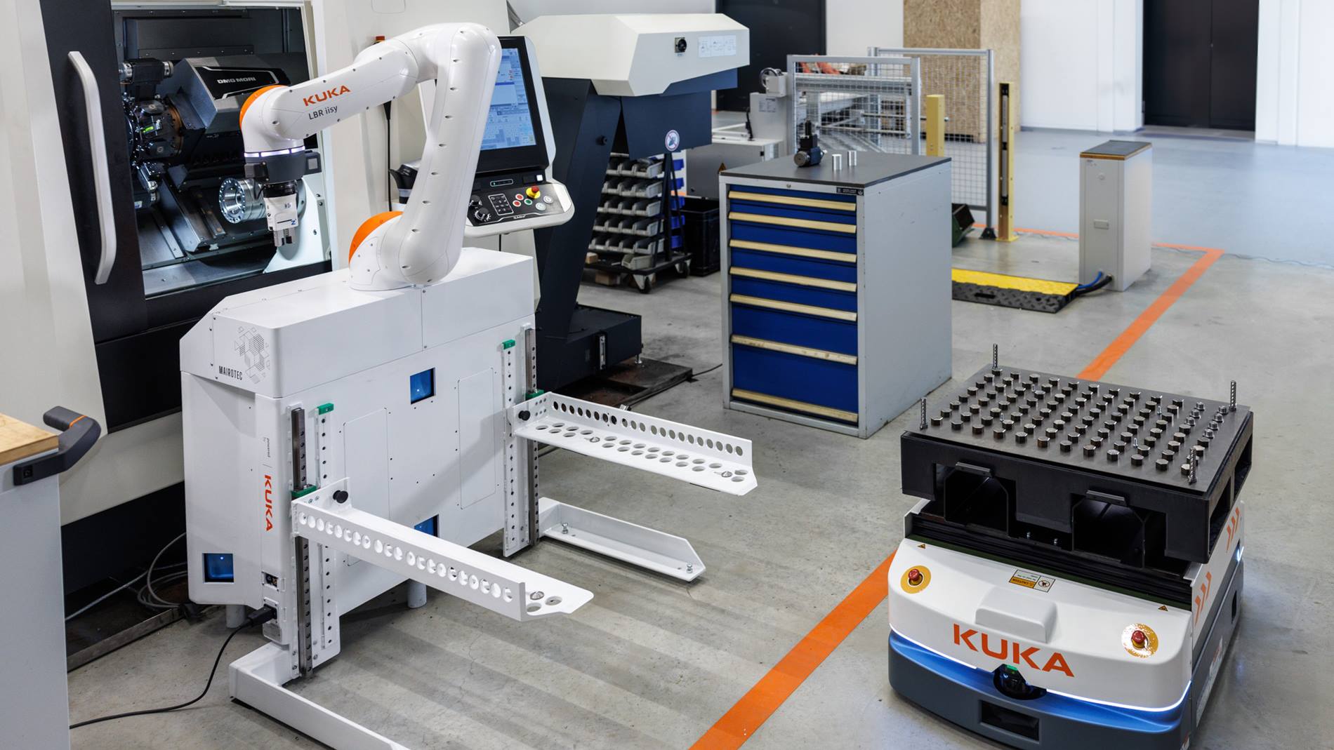 MAIROFlex iisy bestückt mithilfe eines Cobot-Arms eine CNC-Fräsmaschine, während eine mobile Plattform für die Materiallieferung zuständig ist. 
