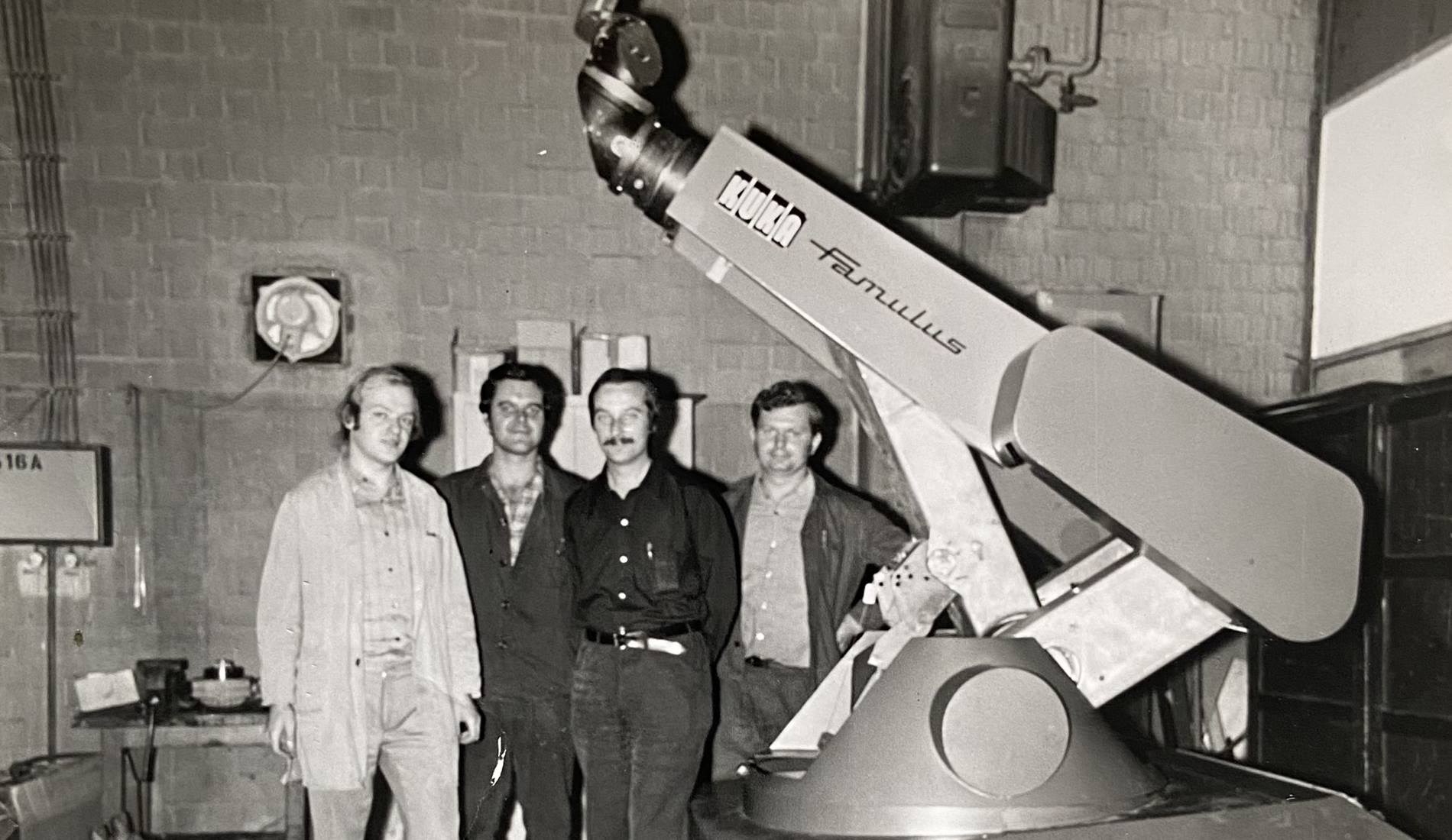 KUKA Ingenieure mit dem KR FAMULUS vor über 50 Jahren