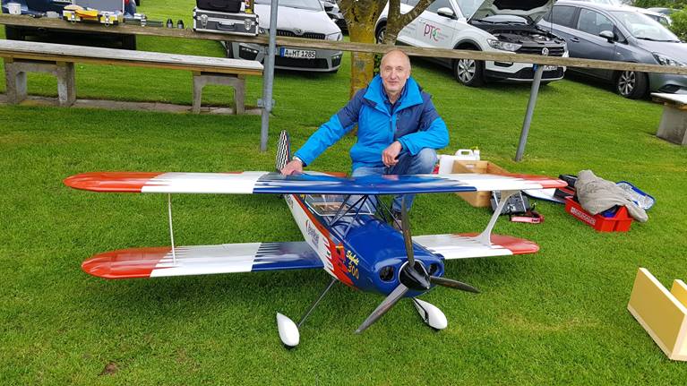 Herrmann Gutmair mit einem seiner Flugzeuge