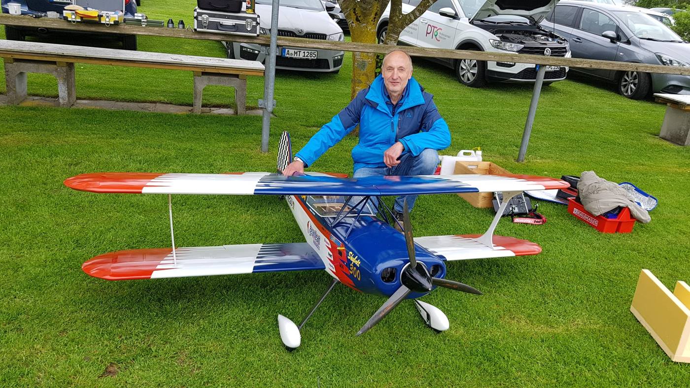 Herrmann Gutmair mit einem seiner Flugzeuge