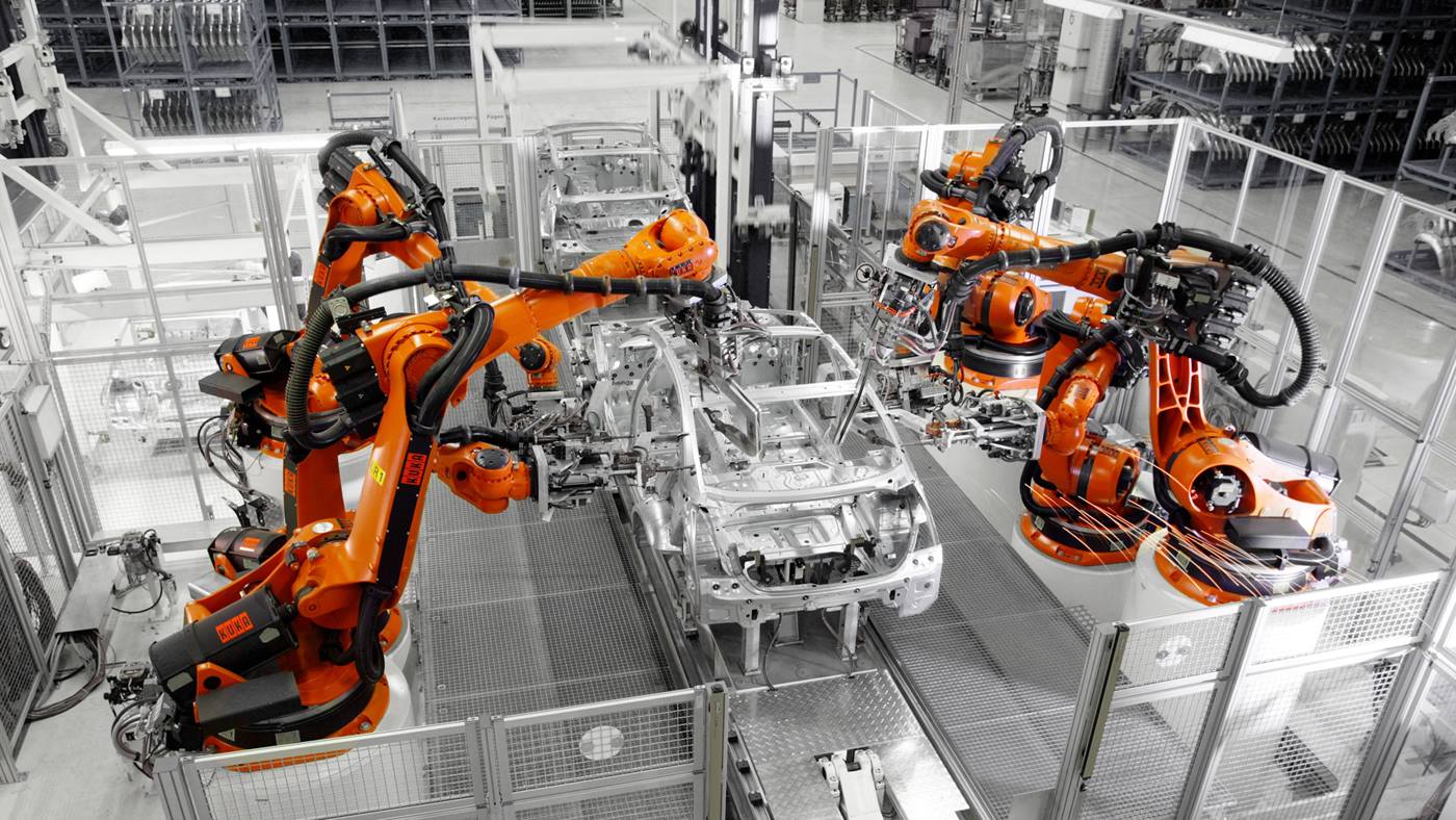 Fabrikmontagelinie industrie roboterarm montiert auto auf förderband  automobilfabrik mit automatisierter fertigung fahrzeugproduktionsprozess  mit innovativer ausrüstung robotic automotive