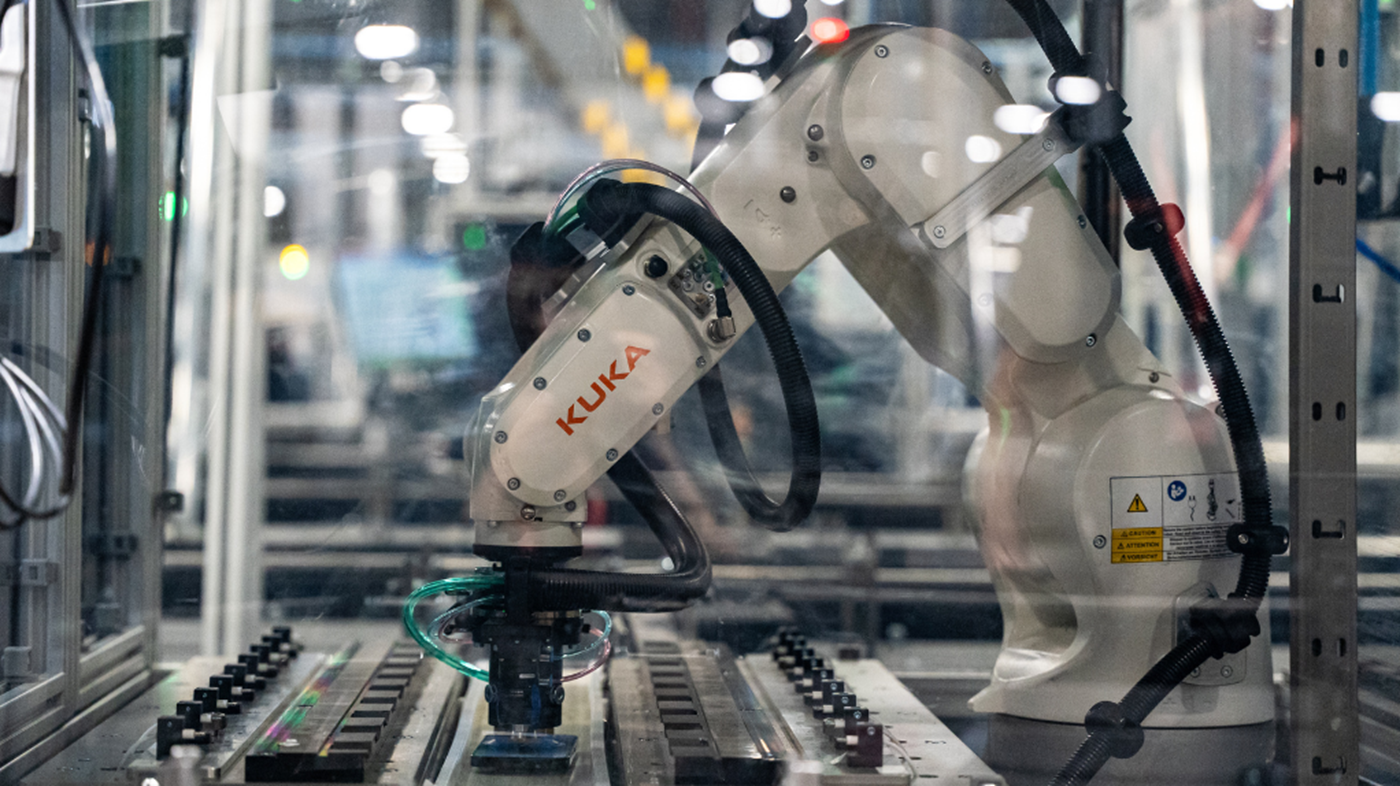 Device refurbishment with an industrial robot