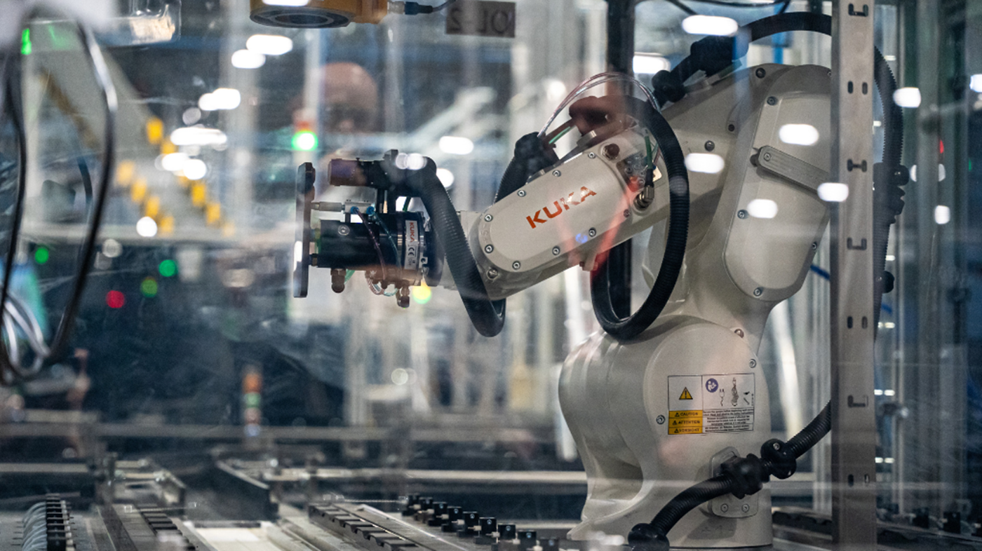 Device handling with an industrial robot