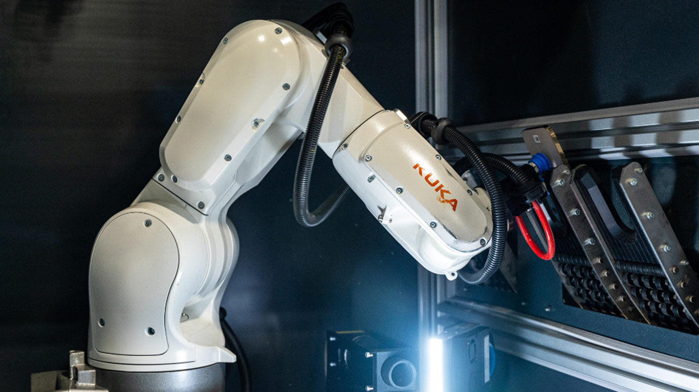 Device handling with an industrial robot