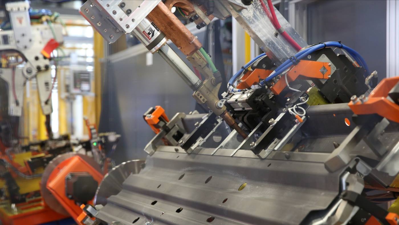 Spot Welding with KUKA robots at Sodecia
