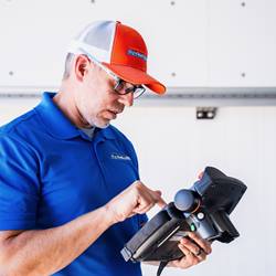 Dennis Dreeszen, CEO at Autowash, controls a KUKA Robot with the smartPAD