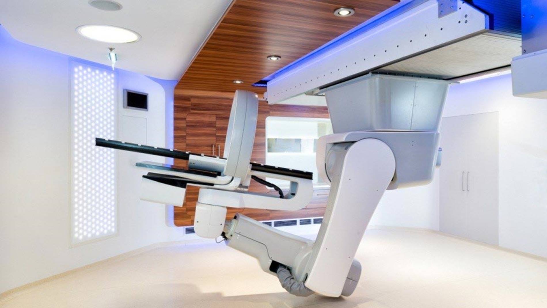 Durch die Deckenmontage des roboterbasierten Patientenpositioniersystems von BEC kann der Platz im Behandlungsraum bei MedAustron optimal genutzt werden.