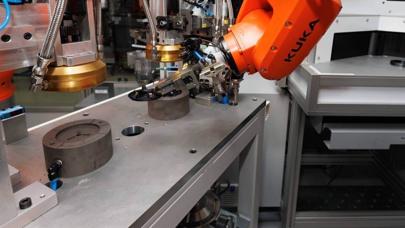KUKA Roboter bauen die Sicherheitsventile zusammen