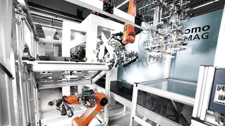 The robots work perfectly together in the compact cell. Along with the controller, they can operate in the smallest of spaces.