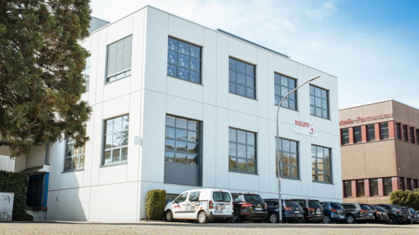The Hauff company in Pforzheim produces parts from plastic with injection molding machines.