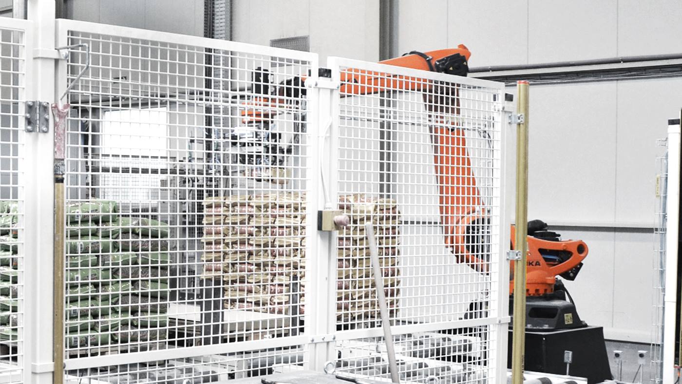 Jeder der KUKA Roboter palettiert etwa 40 Tonnen pro Schicht. 