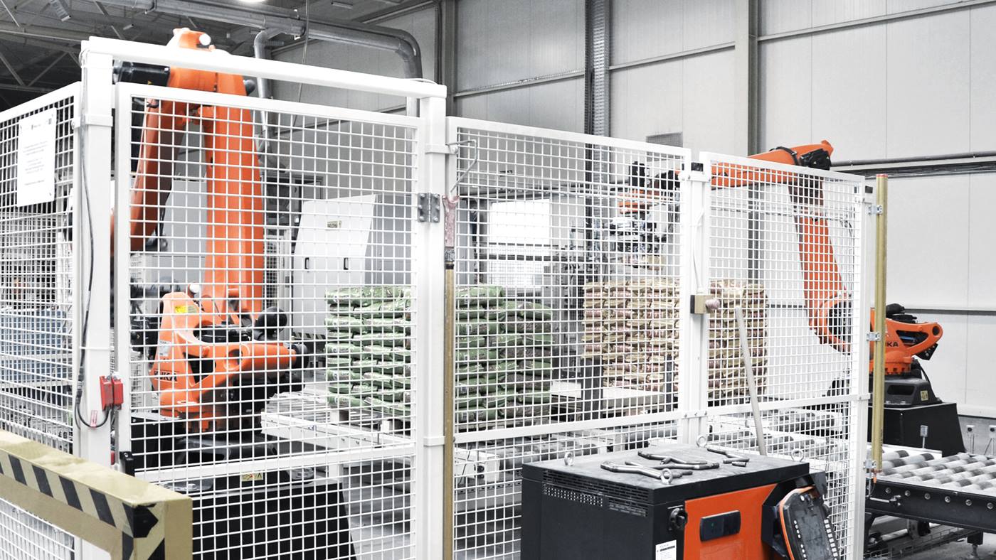 Two KUKA palletizing-robots layer sacks from outside to the inside to eurpallets
