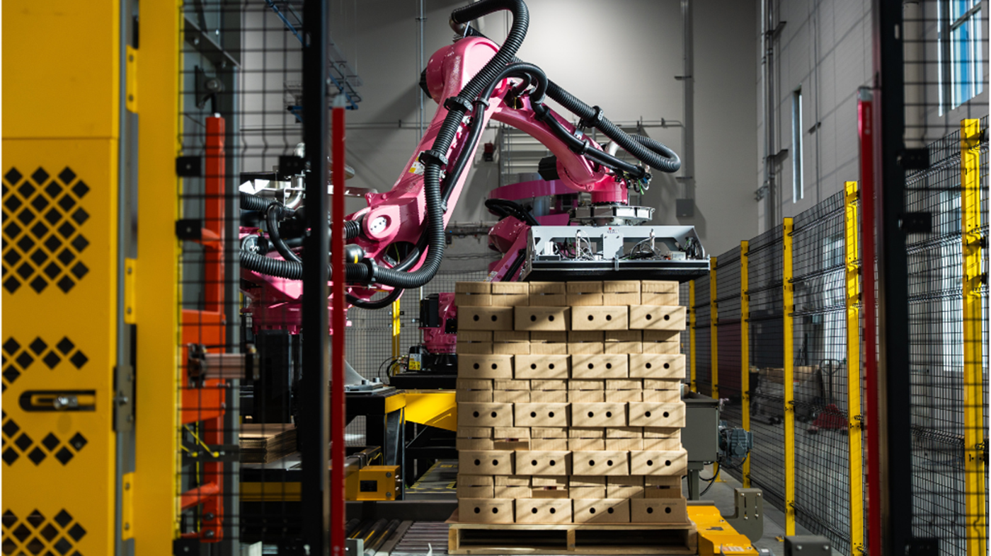 Palletizing cases of food with a KUKA robot