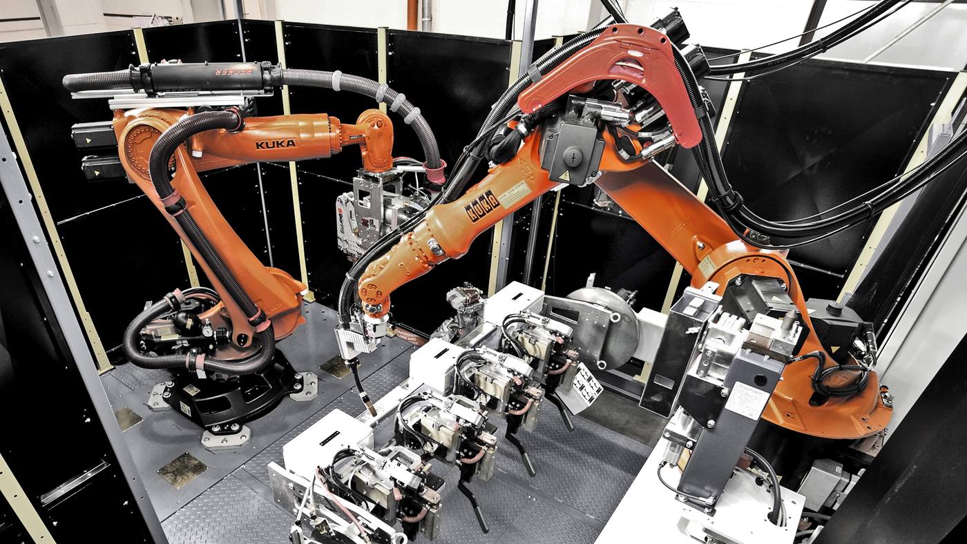Two KUKA robots working together at Enko Staudinger