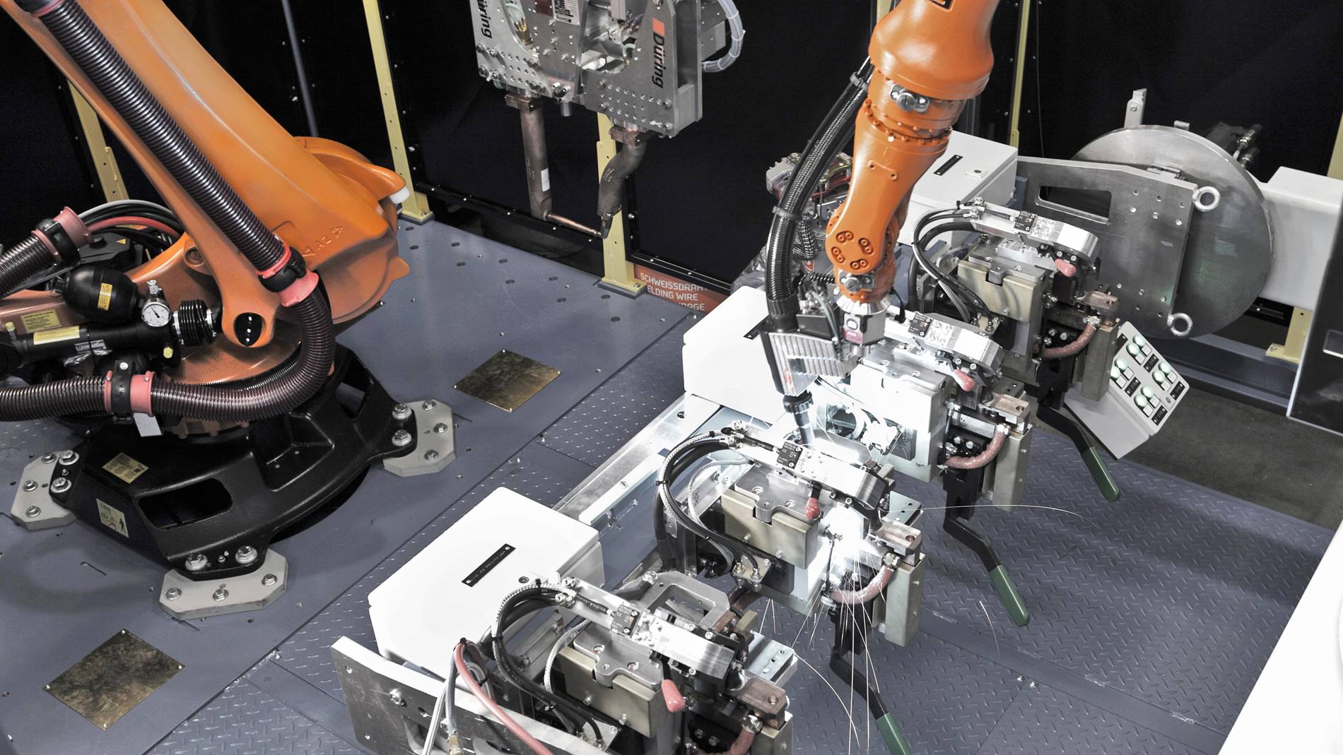 KUKA Roboter schweißt bei ENKO Staudinger