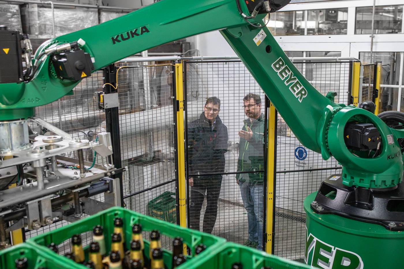 Een KUKA robot palletiseert de zware bierkratten 