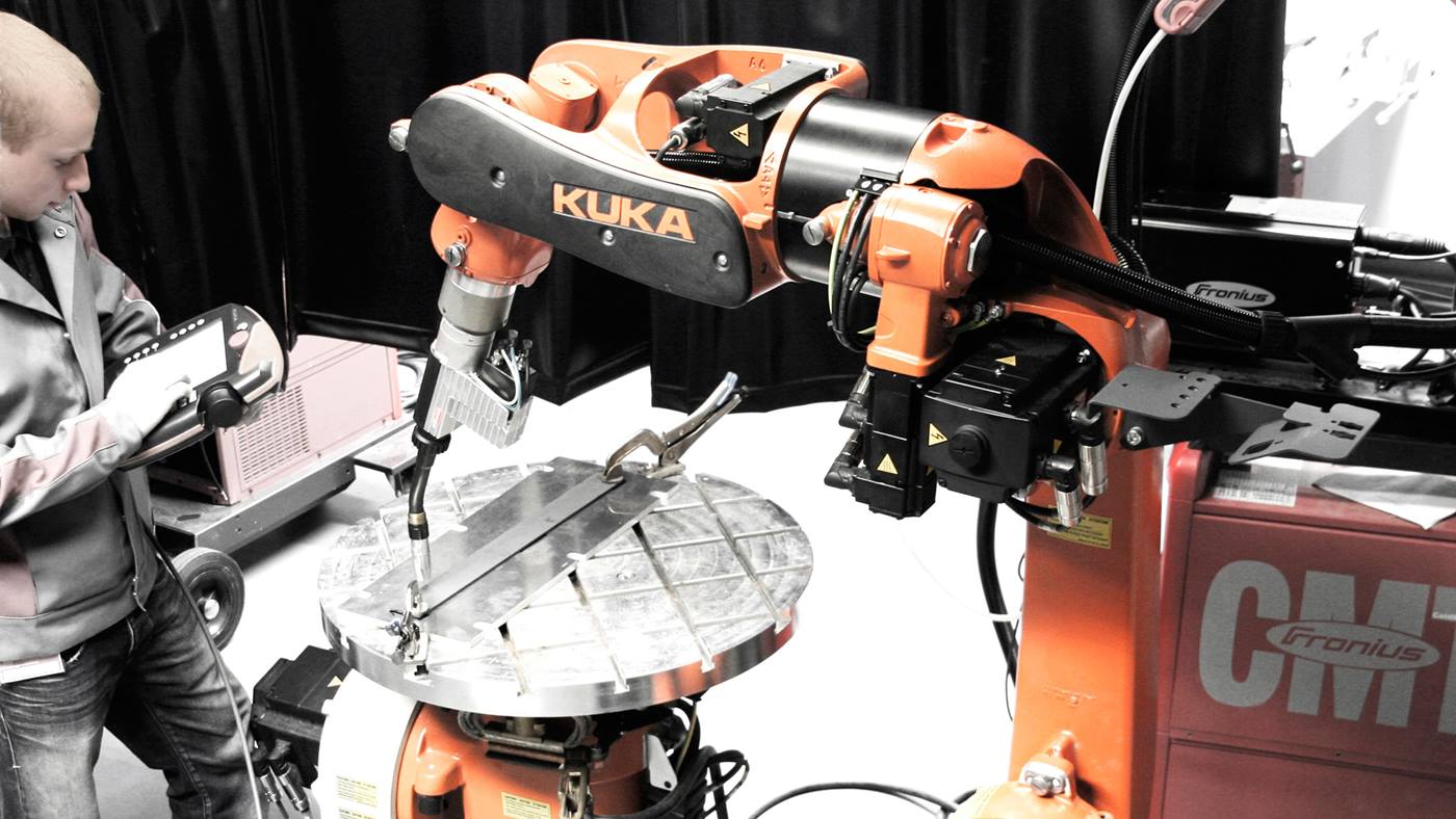 Welding robot and operator from Fronius