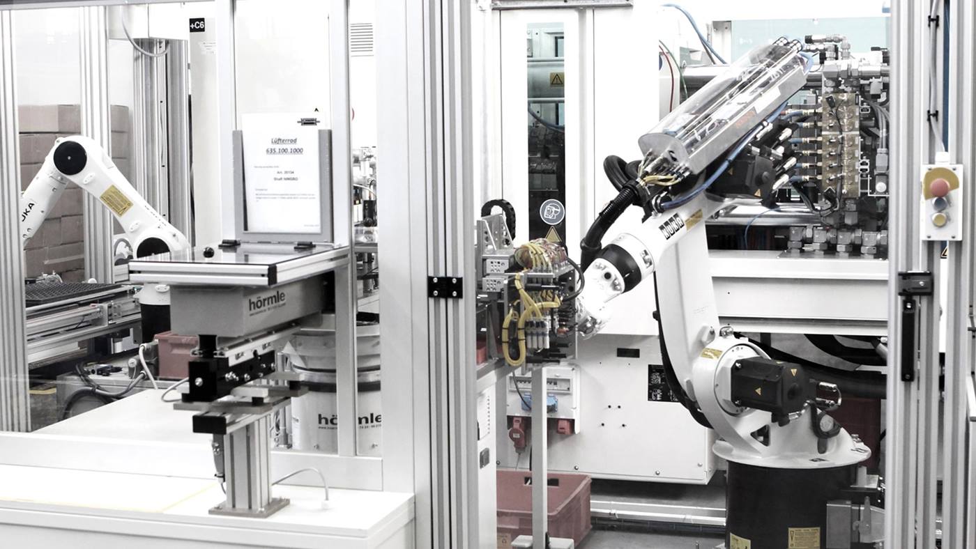 Bei der Herstellung von Lüftern setzt die Gebrüder Schwarz GmbH auf zwei KUKA Roboter