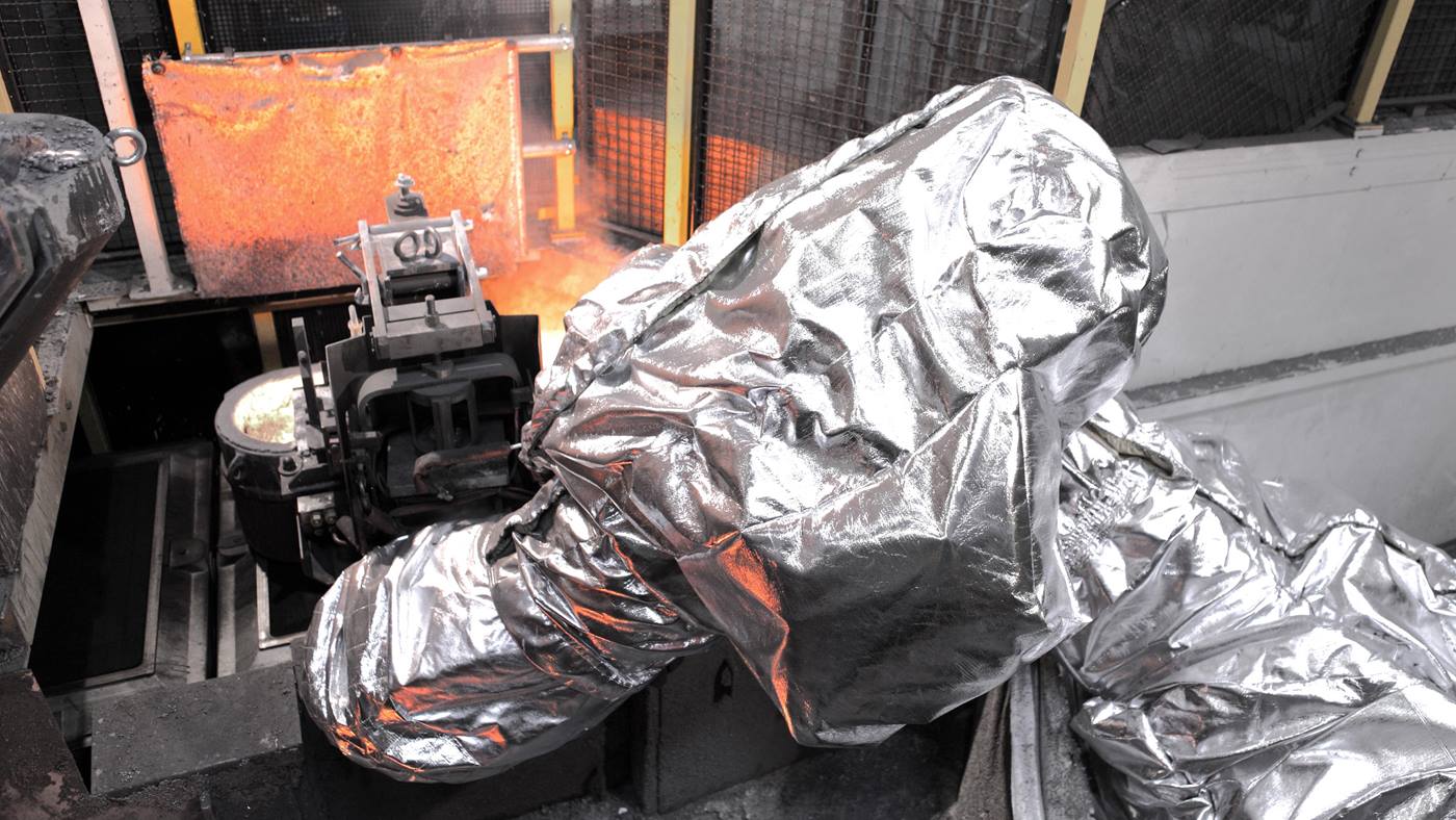 KUKA Roboter geschützt vor Hitze im Einsatz in der Gießerei.