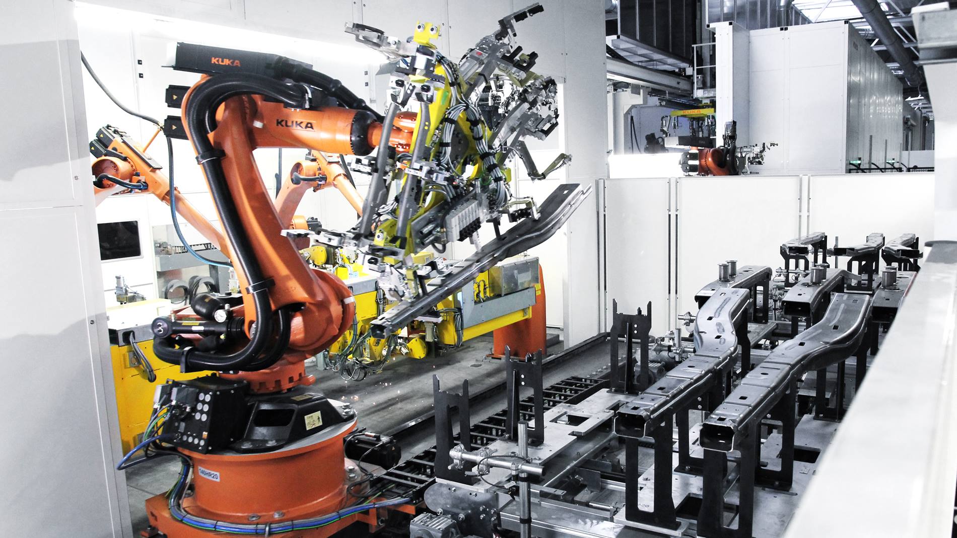 Новое оборудование для процесса. Kuka Robot конвейер. Kuka работотизтрованый участок. Роботизированный Технологический комплекс РТК. Kuka промышленные роботы Тесла.