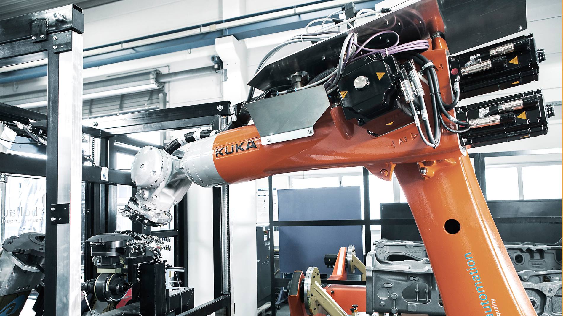 The foundry version of the KR QUANTEC robot is protected from heat, corrosion, bases and acids through use of special coatings