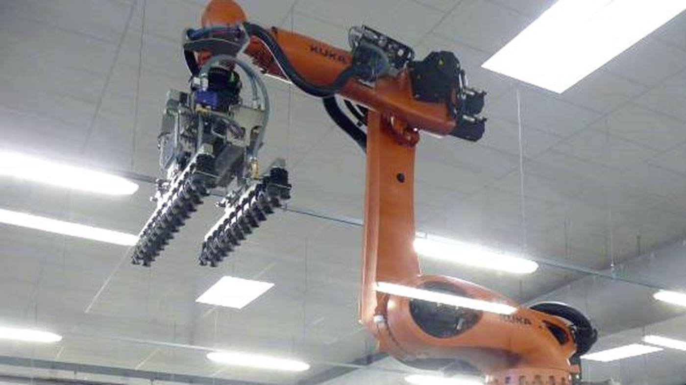 Palletizing robot at Heidsieck