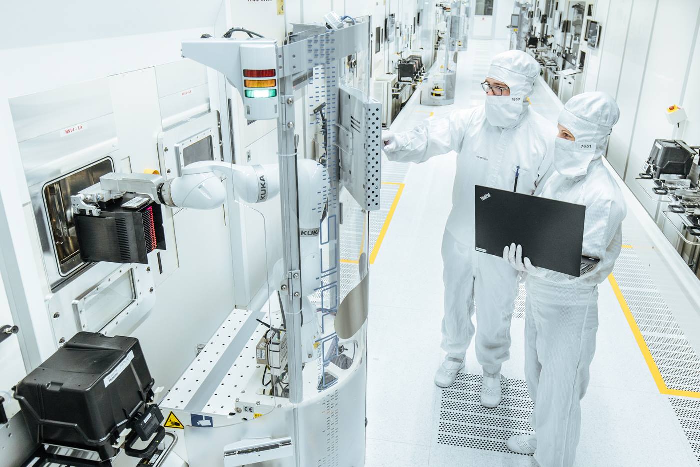 mobile-cleanroom-cobot-transports-electronic-components-and-sensitive-wafers