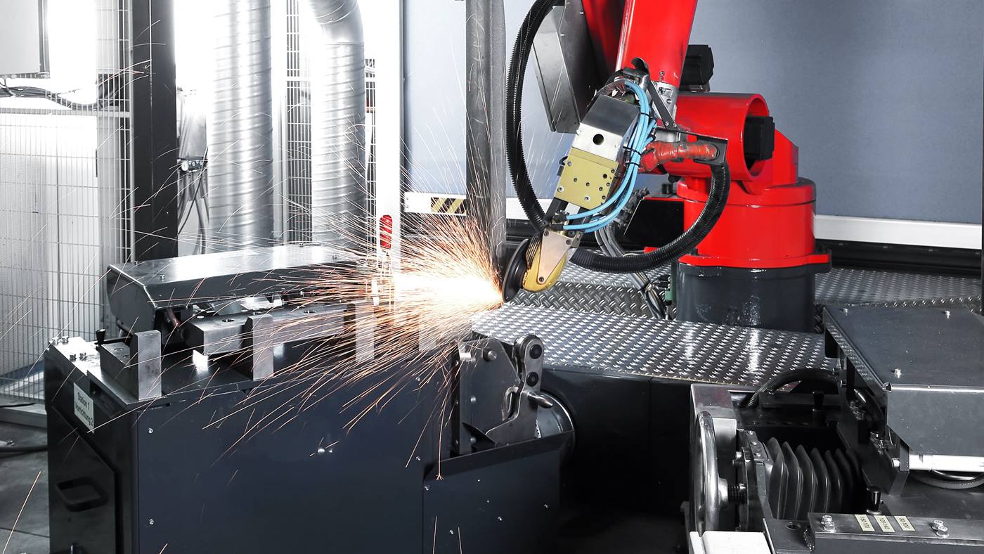 KUKA Industries Roboter verputzt Staplergabeln bei Kaup