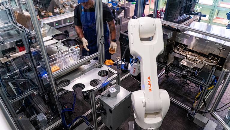 Robots prepare quality food with speed and consistency | KUKA Global