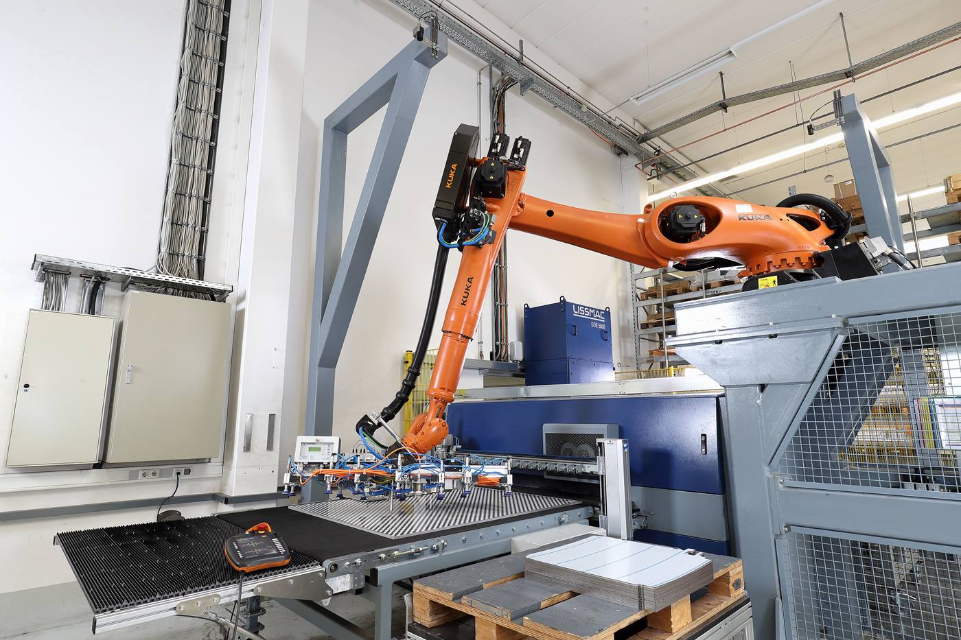KUKA Roboter automatisiert den Entgratungsprozess bei Küchenhersteller.