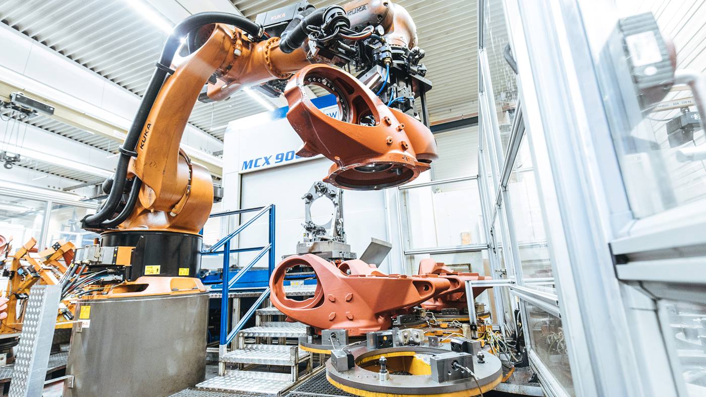 Der KUKA Roboter belädt eine Werkzeugmaschine des Herstellers Burkhardt + Weber.