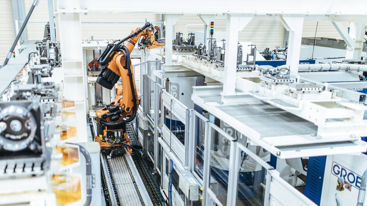 Der KUKA Roboter transportiert die Bauteile von einer Werkzeugmaschine zur nächsten.