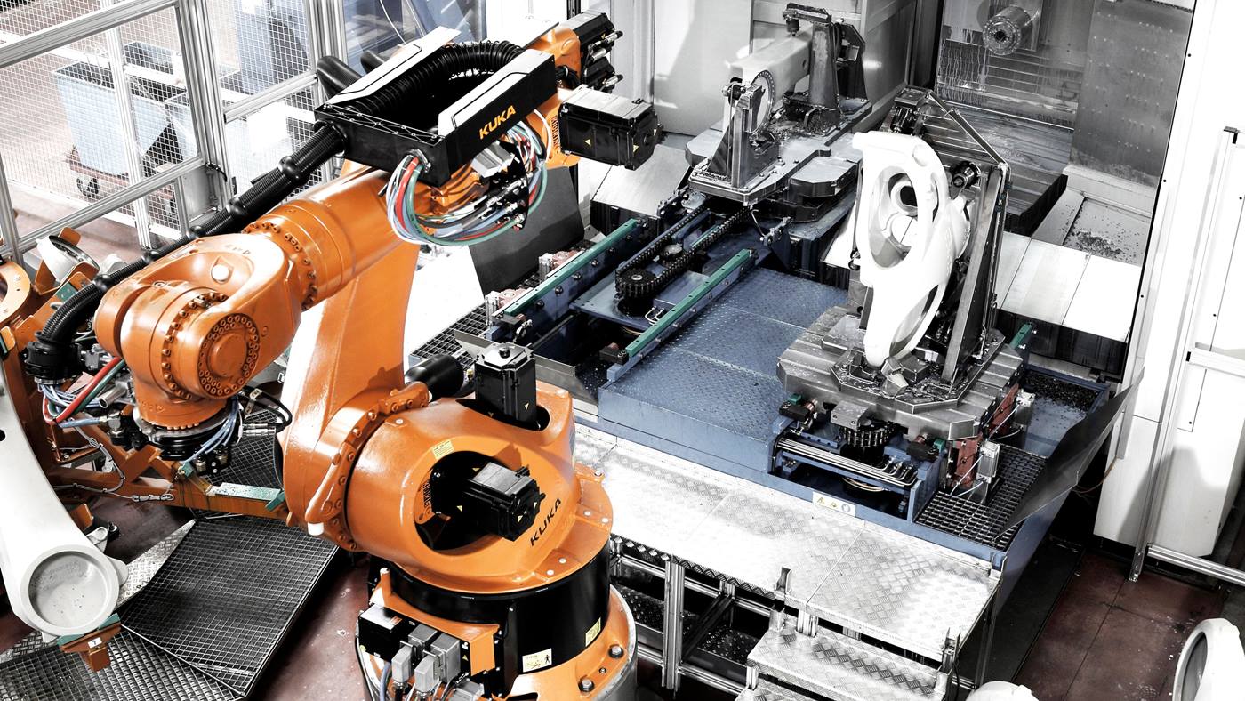 KUKA Roboter be- und enttlädt Werkezugmaschinen