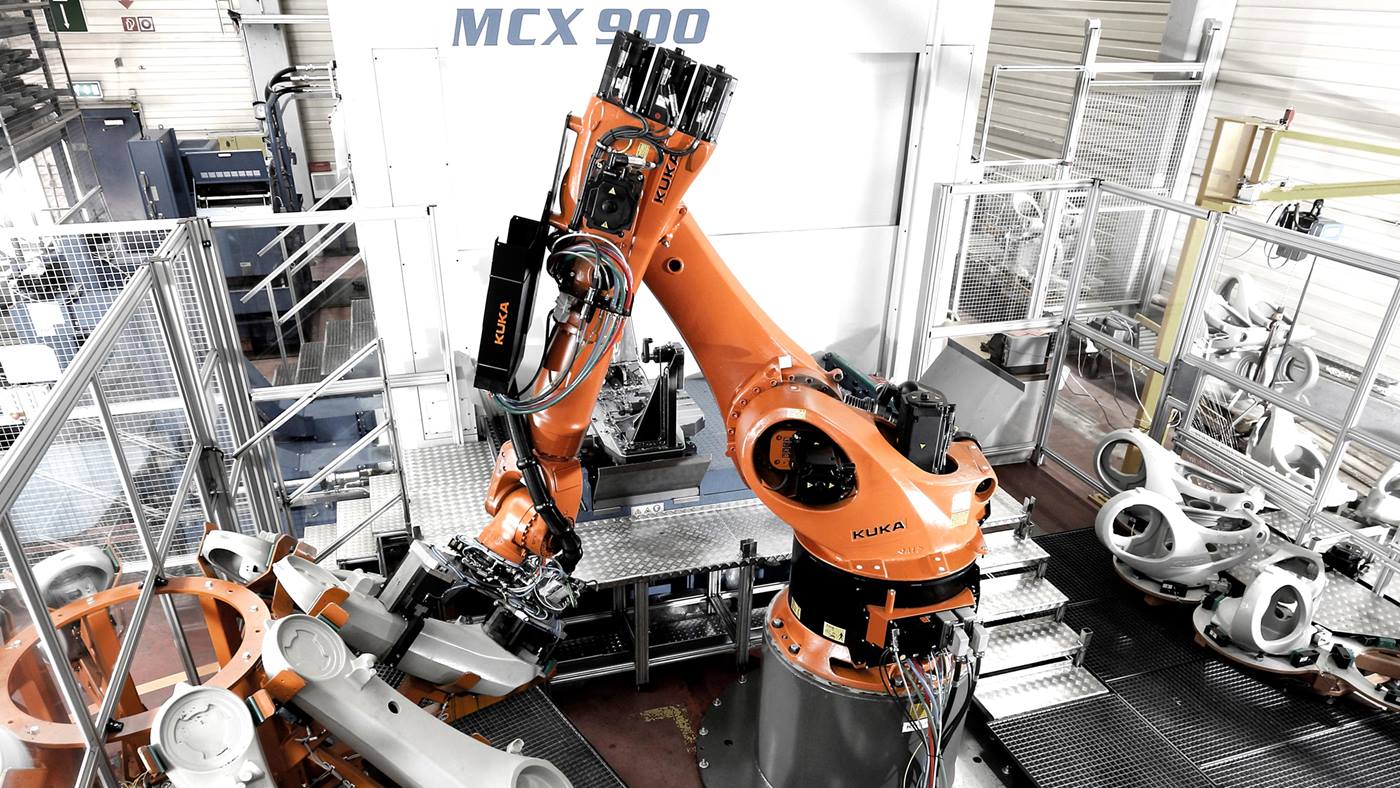 KUKA Roboter be- und enttlädt Werkezugmaschinen