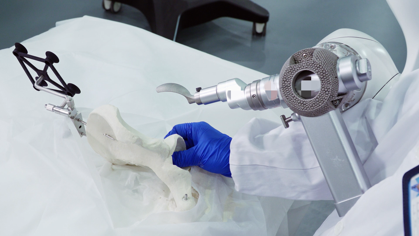 Spezielle kugelförmige Pendelsäge am Chirurgie-Roboter