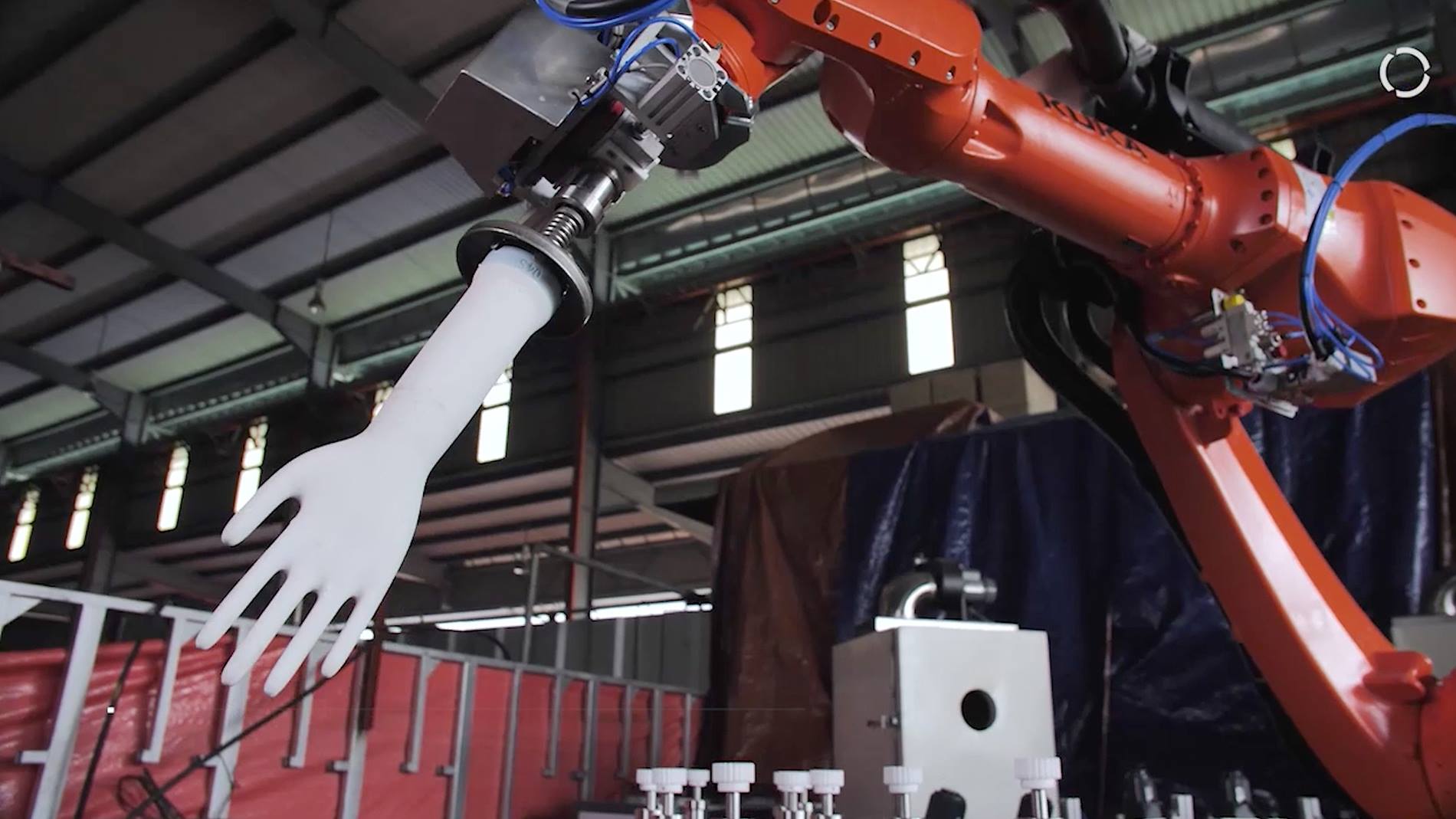 I robot assumono la produzione di guanti monouso