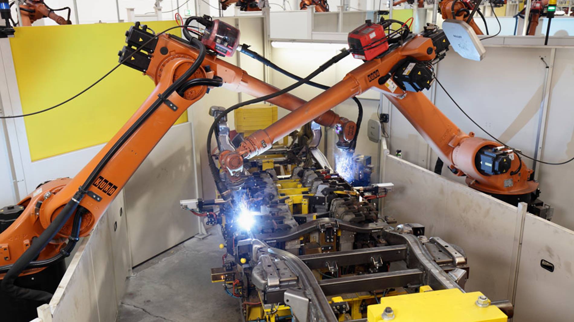 KUKA MAG Roboter verschweißen den Vorder- und Hinterbau.