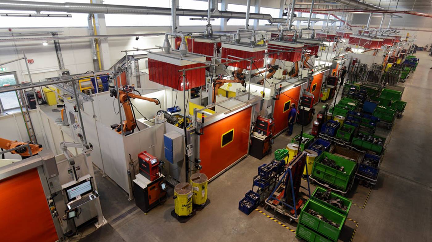 Dankzij de KUKA lasrobotinstallatie worden jaarlijks 20.000 ladderchassis geproduceerd.