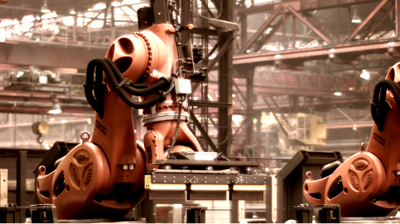 Sechs KUKA Roboter stapeln bei der Mannstaedt GmbH Spezialprofile platzsparend aufeinander