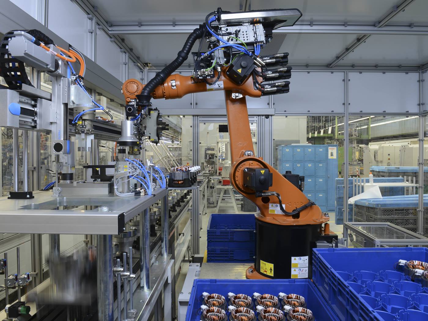 KUKA KR 20 automatisiert Produktion von Antriebsmotoren
