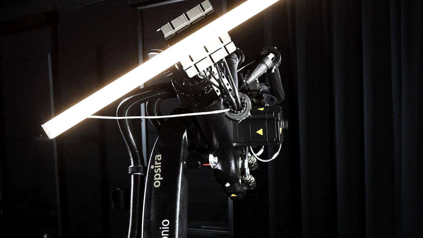 KUKA Roboter mit LED Linienleuchte im Einsatz bei opsira