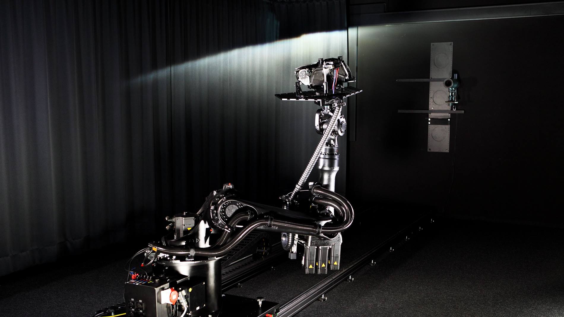 Realisation innovativer Goniophotometer mithilfe von KUKA Robotern