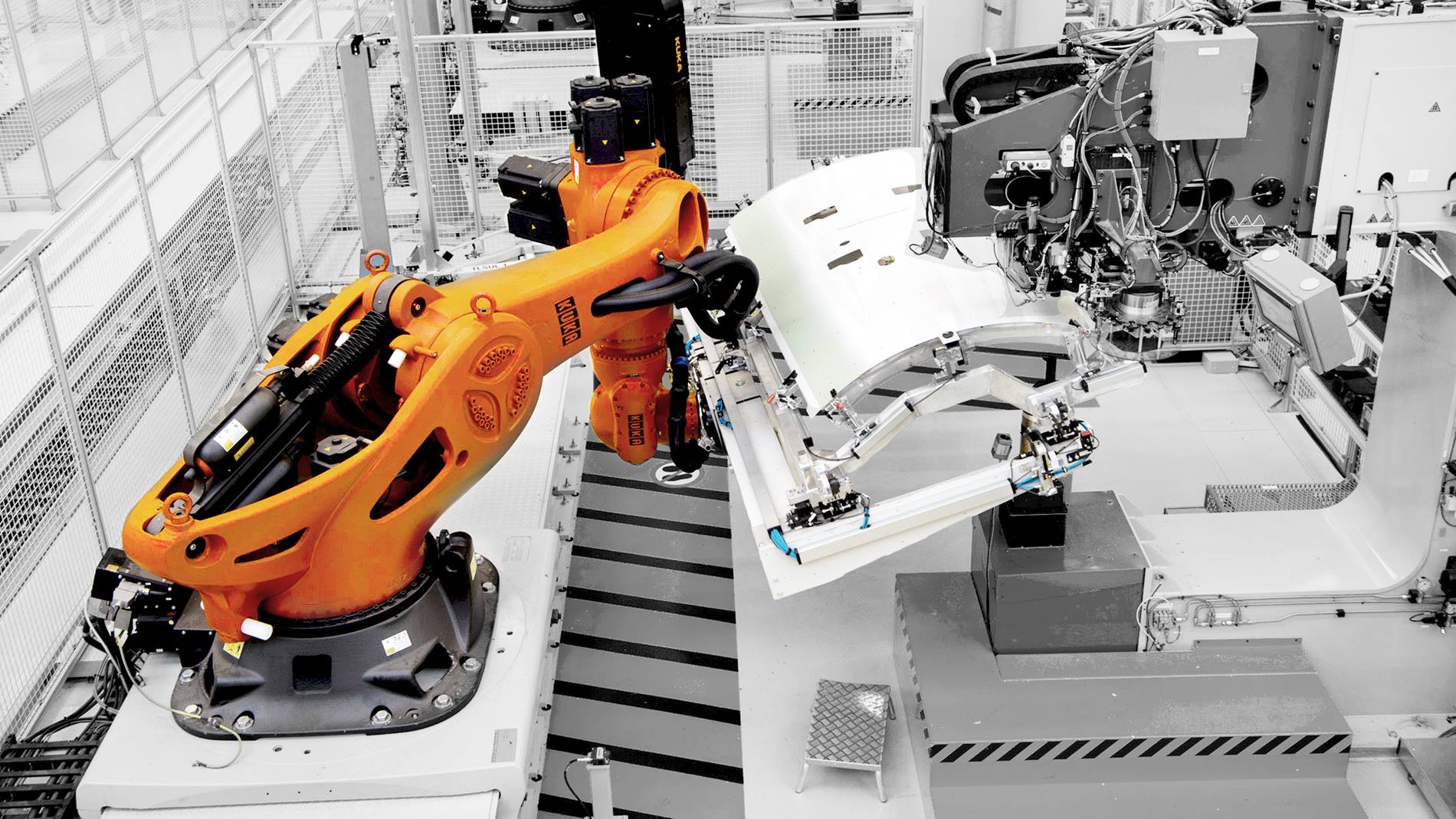 Fully automated robot-based riveting cell at Premium Aerotec