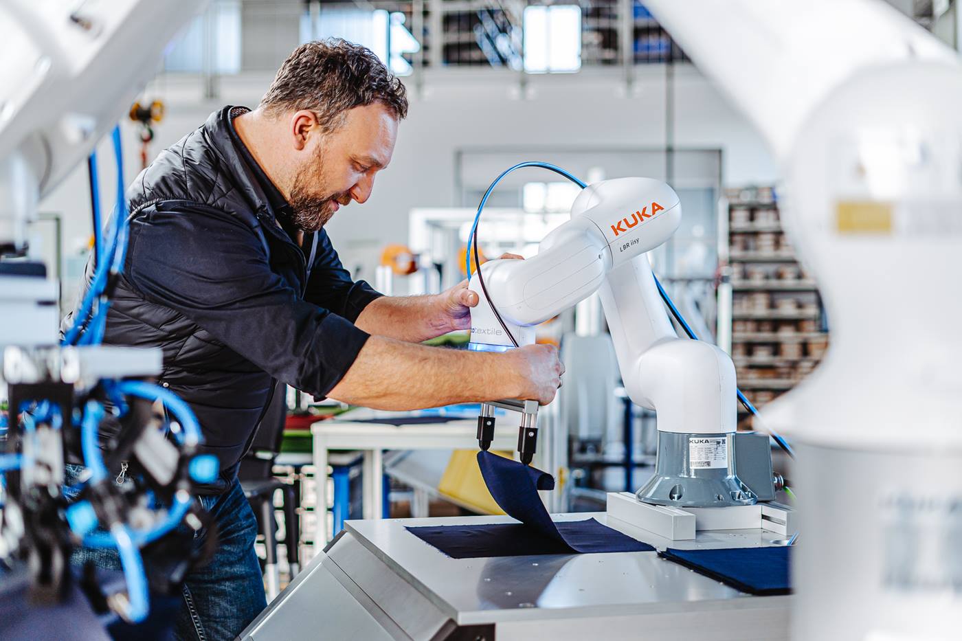 employee-uses-cobot-for-production-of-textiles
