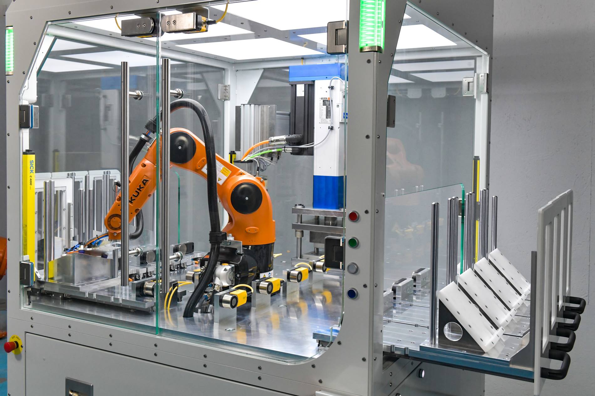 KR AGILUS Roboterzelle für mittelständische Unternehmen