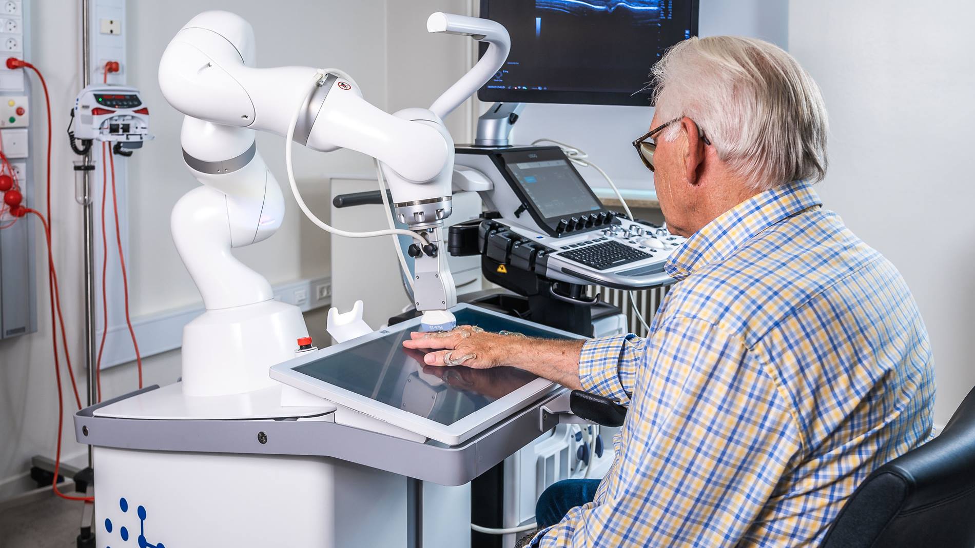 ROPCAs arthritis robot ARTHUR autonomously scans patients hands.