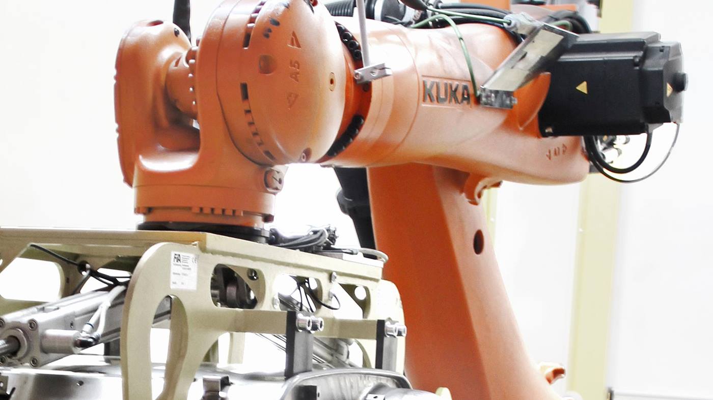 Handhaben mit KUKA Robotern bei Roth Technik